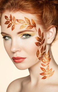 99px.ru аватар Рыжеволосая девушка с декоративным татуажем в виде листьев на лице