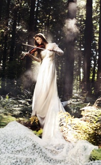 99px.ru аватар Девушка в длинном платье играет на скрипке в лесу