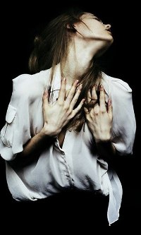 99px.ru аватар Девушка прижала руки к груди и запрокинула голову назад