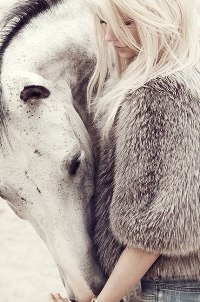 99px.ru аватар Блондинка стоит рядом с лошадью