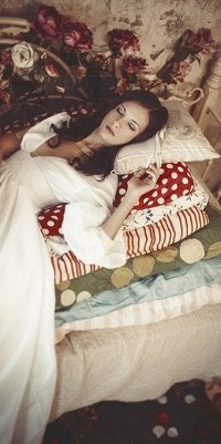 99px.ru аватар Девушка спит на нескольких подушках
