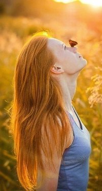 Аватар вконтакте Девушка с бабочкой на носу