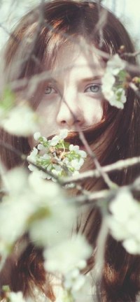99px.ru аватар Девушка посреди веток цветущего дерева