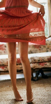 99px.ru аватар Босые ноги девушки в красном сарафане