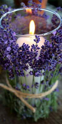 99px.ru аватар Горящая свеча в стакане, обрамленном цветами лаванды