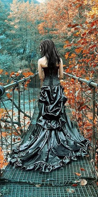 Аватар вконтакте Брюнетка в черном платье стоит на мосту, на фоне осеннего леса