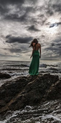 Аватар вконтакте Девушка стоит на камне, на фоне моря и неба, Фотограф Харун Мехмединович