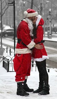 99px.ru аватар На улице парень и девушка целуются в новогодних костюмах, работа Mr & Mrs Claus