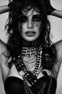 Аватар вконтакте Девушка и ремнями и цепями, ву Peter Coulson
