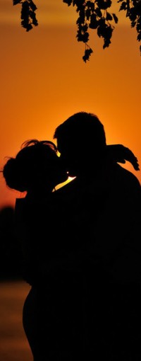 99px.ru аватар Парень обнимает девушку на фоне заката