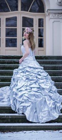 99px.ru аватар Девушка в свадебном платье поднимается по заснеженной лестнице