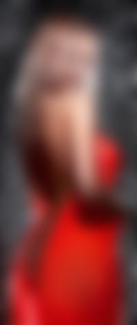 Аватары ВКонтакте Девушка в полу-распахнутом красном платье, стоит под дождем