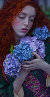 99px.ru аватар Рыжеволосая девушка с цветами в руках, автор Agnieszka Lorek