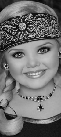 99px.ru аватар Девочка кукла с повязкой на голове, с украшением на шее, с красивой улыбкой