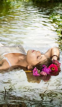 99px.ru аватар Девушка с венком из цветов на голове лежит в воде