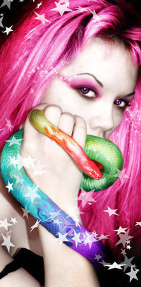 Аватар вконтакте Девушка с розовыми волосами и разноцветной змеей на руке, по всему фону рассыпаны пятиконечные звезды