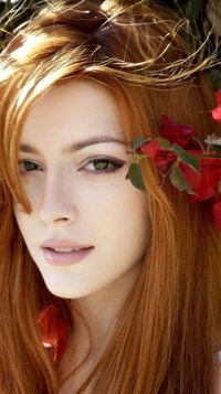 Аватар вконтакте Грузинская актриса Елена Сатине рядом с цветущей веткой дерева