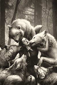 99px.ru аватар Храбрая девушка вопреки всем сказкам и страшным историям завела дружбу со стаей волков и похоже, что она искренне любит этих животных. Ну а матерые хищники отвечают ей тем же. Удивительно смотреть, как здоровенные волки ластятся и облизывают ее, как домашние собаки любимого хозяина, художник-фотограф, Кейт Мурмури / Kate Murmuri