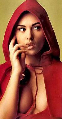 99px.ru аватар Monica Bellucci в красной накидке с капюшоном на голове