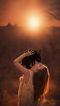99px.ru аватар Девушка с черным кроликом на руках, фотограф Джейк Олсон / Jake Olson