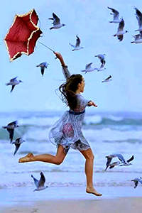 99px.ru аватар Девушка с красным зонтом гоняет чаек на берегу моря