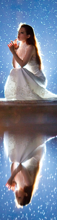 Аватар вконтакте Девушка в белом платье под дождем и ее отражение
