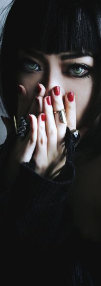 Аватар вконтакте Девушка держит руки на лице