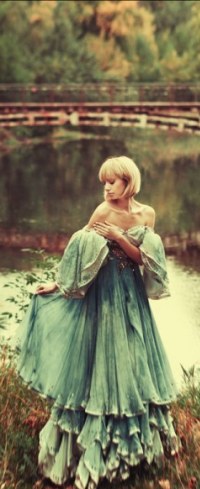 Аватар вконтакте Девушка стоит на фоне пруда с мостом, фотограф под ником Aleksandra