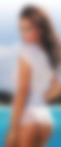 Аватар вконтакте Rosie Jones / Рози Джонс в мокрой майке на фоне океана