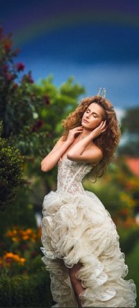 Аватар вконтакте Девушка в белом платье стоит у куста цветов, фотограф Маргарита Карева