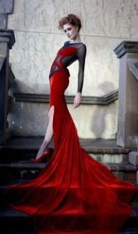 99px.ru аватар Melanie Haden в красном платье стоит на лестнице