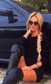 Аватар вконтакте Модель Виктория Лопырева сидит у авто