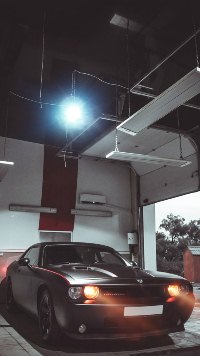 Аватар вконтакте Черный Dodge Challenger с коасными полосами по бокам