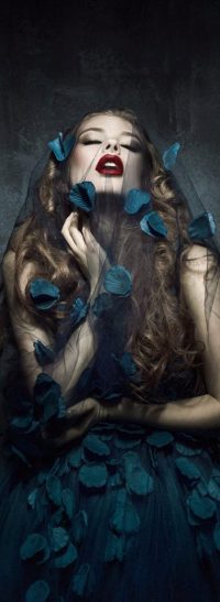 Аватар вконтакте Девушка в лепестках, фотограф Amanda Diaz
