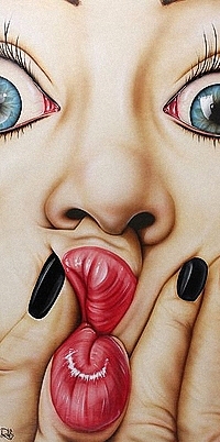 99px.ru аватар Голубоглазая девушка сжала рукой рот, смешно выпятив губы, by aaron_s