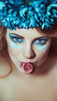 Аватар вконтакте Девушка с розой во рту, фотограф Марина Триполко