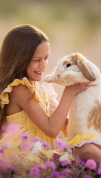 99px.ru аватар Девочка с кроликом в руках, ву Lisa Holloway