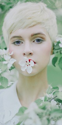 Аватар вконтакте Девушка с весенним цветком во рту, фотограф Алина Клиновая