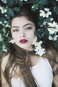 Аватар вконтакте Девушка у веток жасмина, фотограф Jovana Rikalo