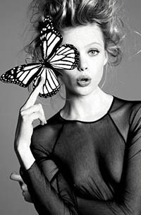 99px.ru аватар Девушка с изумленным лицом прикрывает глаз бабочкой