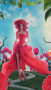 99px.ru аватар Стройная девушка в длинном розовом платье со шлейфом, с венком из розовых роз на голове стоит на тропинке на фоне голубого неба и розовых тюльпанов