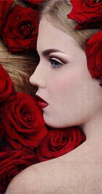 Аватар вконтакте Белокурая девушка среди красных роз