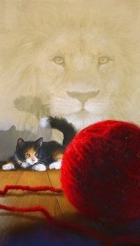 Аватар вконтакте Котенок играет с клубком красных ниток на фоне стены с изображением огромной головы льва, исходник художника-иллюстратора Robertа Pappа