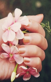 Аватар вконтакте В руке девушки цветы