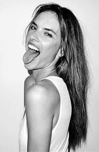 Аватар вконтакте Бразильская супермодель Alessandra Ambrosio / Алессандра Амбросио показывает язык, фотограф Терри Ричардсон