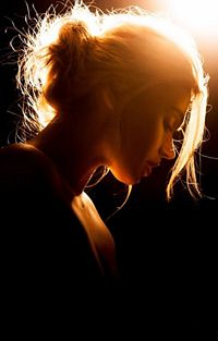 99px.ru аватар Профиль девушки, освещенной солнцем, на темном фоне, by Alexis Cuarezma