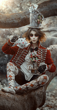 Аватар вконтакте Девушка в гриме и костюме Безумного Шляпника / Mad Hatter из сказки Алиса в Стране Чудес / Alice in Wonderland сидит на дереве и поливает цветочный топиарий чаем из чайничка, фотограф Ирина Джуль