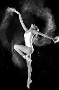 Танцующая Девушка Черно Белое Фото