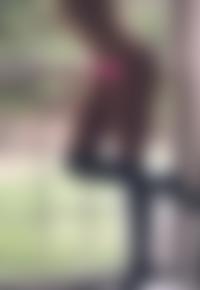 99px.ru аватар Девушка с сексуальной фигурой в розовых трусиках и гетрах напротив окна