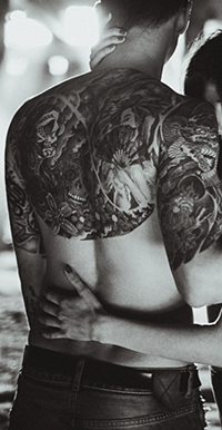 Накаченный мужчина с голым торсом и татуировками на руках — Авы и к�артинки